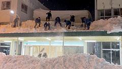 アーケード守れ　一斉に雪下ろし　岩見沢の中心商店街